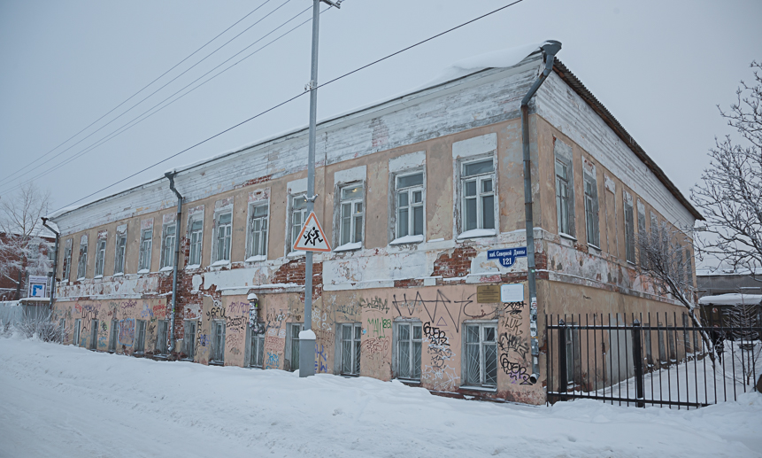 Дом полковника Карцева. Обваливающийся фасад, невнятная настенная живопись. 