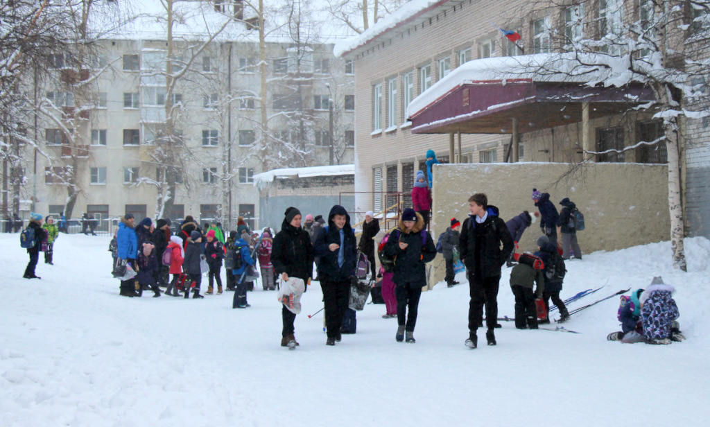 Ученики школы №1 на Комсомольской отправились по домам.